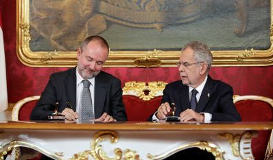 Am 17. Oktober 2017 nahm der Bundespr&auml;sident den R&uuml;cktritt der &ouml;sterreichischen Bundesregierung an. Im Anschluss betraute er diese mit der Fortf&uuml;hrung der Amtsgesch&auml;fte bis zur Bildung einer neuen Bundesregierung. Im Bild Bundespr&auml;sident Alexander Van der Bellen (r.) mit Kanzleramtsminister Thomas Drozda (l.).