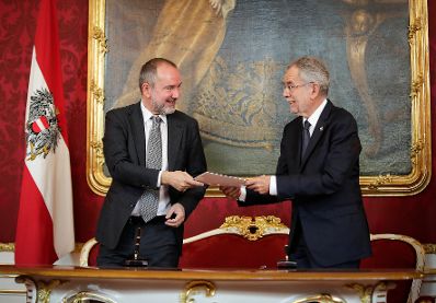 Am 17. Oktober 2017 nahm der Bundespr&auml;sident den R&uuml;cktritt der &ouml;sterreichischen Bundesregierung an. Im Anschluss betraute er diese mit der Fortf&uuml;hrung der Amtsgesch&auml;fte bis zur Bildung einer neuen Bundesregierung. Im Bild Bundespr&auml;sident Alexander Van der Bellen (r.) mit Kanzleramtsminister Thomas Drozda (l.).