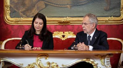 Am 17. Oktober 2017 nahm der Bundespr&auml;sident den R&uuml;cktritt der &ouml;sterreichischen Bundesregierung an. Im Anschluss betraute er diese mit der Fortf&uuml;hrung der Amtsgesch&auml;fte bis zur Bildung einer neuen Bundesregierung. Im Bild Bundespr&auml;sident Alexander Van der Bellen (r.) mit Staatssekret&auml;rin Muna Duzdar (l.).