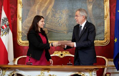 Am 17. Oktober 2017 nahm der Bundespr&auml;sident den R&uuml;cktritt der &ouml;sterreichischen Bundesregierung an. Im Anschluss betraute er diese mit der Fortf&uuml;hrung der Amtsgesch&auml;fte bis zur Bildung einer neuen Bundesregierung. Im Bild Bundespr&auml;sident Alexander Van der Bellen (r.) mit Staatssekret&auml;rin Muna Duzdar (l.).