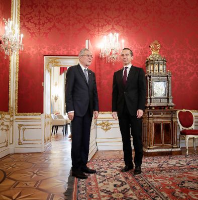 Am 18. Oktober 2017 besuchte Bundeskanzler Christian Kern (r.) den Bundespr&auml;sidenten Alexander Van der Bellen (l.) zu einem Gespr&auml;ch.