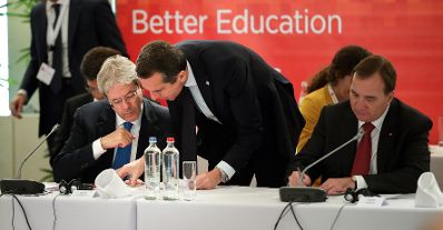 Am 19. Oktober 2017 begann in Br&uuml;ssel der zweit&auml;gige Europ&auml;ische Rat der Staats- und Regierungschefs. Im Bild Bundeskanzler Christian Kern (m.) mit dem italenischen Premierminister Paolo Gentiloni (l.) und dem schwedischen Ministerpr&auml;sidenten Stefan L&ouml;fven (r.).