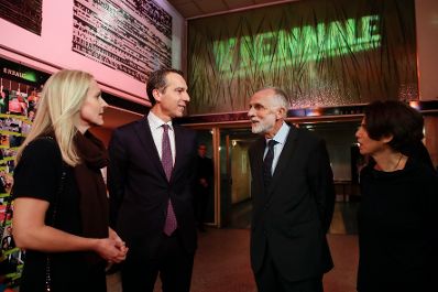Am 24. Oktober 2017 besuchte Bundeskanzler Christian Kern (m.l.) mit Ehefrau Eveline Steinberger-Kern (l.) im Rahmen der Viennale die Galavorstellung von &quot;Carnage&quot; im Gartenbaukino.