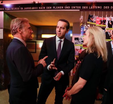 Am 24. Oktober 2017 besuchte Bundeskanzler Christian Kern (m.) mit Ehefrau Eveline Steinberger-Kern (r.) im Rahmen der Viennale die Galavorstellung von &quot;Carnage&quot; im Gartenbaukino. Im Bild mit Schauspieler Christoph Waltz (l.).