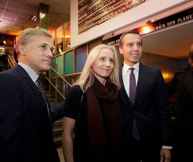 Am 24. Oktober 2017 besuchte Bundeskanzler Christian Kern (r.) mit Ehefrau Eveline Steinberger-Kern (m.) im Rahmen der Viennale die Galavorstellung von &quot;Carnage&quot; im Gartenbaukino. Im Bild mit Schauspieler Christoph Waltz (l.).