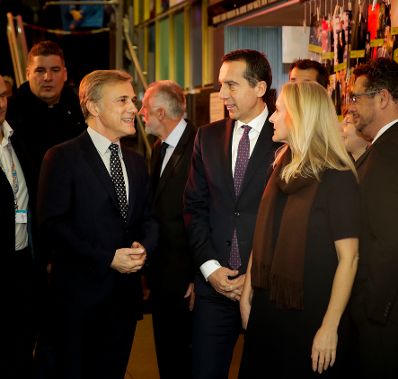 Am 24. Oktober 2017 besuchte Bundeskanzler Christian Kern (m.) mit Ehefrau Eveline Steinberger-Kern (r.) im Rahmen der Viennale die Galavorstellung von &quot;Carnage&quot; im Gartenbaukino. Im Bild mit Schauspieler Christoph Waltz (l.).