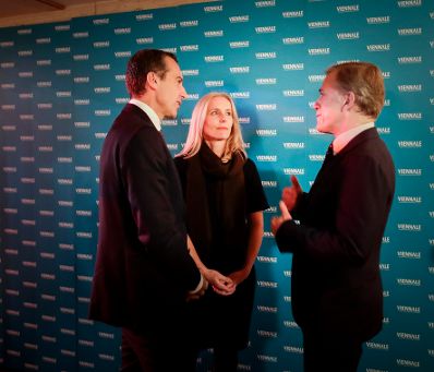 Am 24. Oktober 2017 besuchte Bundeskanzler Christian Kern (l.) mit Ehefrau Eveline Steinberger-Kern (m.) im Rahmen der Viennale die Galavorstellung von &quot;Carnage&quot; im Gartenbaukino. Im Bild mit Schauspieler Christoph Waltz (r.).