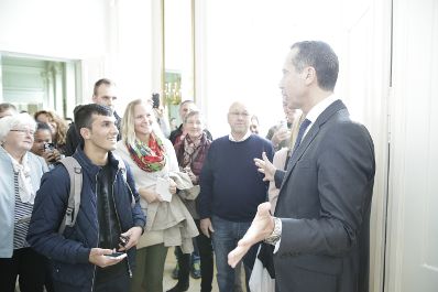 Am 26. Oktober 2017 empfing Bundeskanzler Christian Kern im Rahmen des Nationalfeiertages Besucherinnen und Besucher im Bundeskanzleramt.