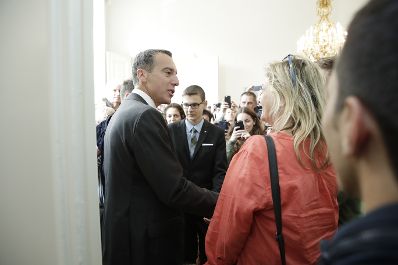 Am 26. Oktober 2017 empfing Bundeskanzler Christian Kern im Rahmen des Nationalfeiertages Besucherinnen und Besucher im Bundeskanzleramt.