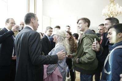 Am 26. Oktober 2017 empfing Bundeskanzler Christian Kern im Rahmen des Nationalfeiertages Besucherinnen und Besucher im Bundeskanzleramt.