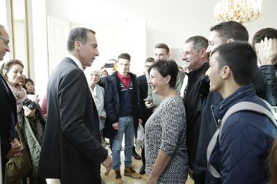Am 26. Oktober 2017 empfing Bundeskanzler Christian Kern im Rahmen des Nationalfeiertages Besucherinnen und Besucher im Bundeskanzleramt.