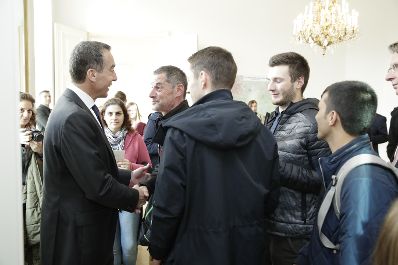 Am 26. Oktober 2017 empfing Bundeskanzler Christian Kern im Rahmen des Nationalfeiertages Besucherinnen und Besucher im Bundeskanzleramt.