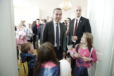 Am 26. Oktober 2017 empfing Bundeskanzler Christian Kern im Rahmen des Nationalfeiertages Besucherinnen und Besucher im Bundeskanzleramt.