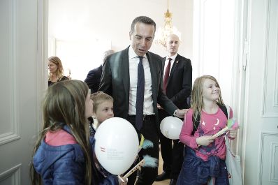 Am 26. Oktober 2017 empfing Bundeskanzler Christian Kern im Rahmen des Nationalfeiertages Besucherinnen und Besucher im Bundeskanzleramt.
