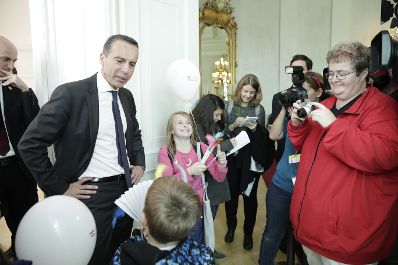 Am 26. Oktober 2017 empfing Bundeskanzler Christian Kern im Rahmen des Nationalfeiertages Besucherinnen und Besucher im Bundeskanzleramt.