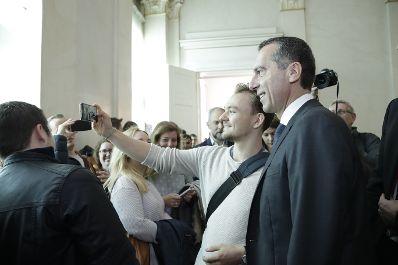 Am 26. Oktober 2017 empfing Bundeskanzler Christian Kern im Rahmen des Nationalfeiertages Besucherinnen und Besucher im Bundeskanzleramt.