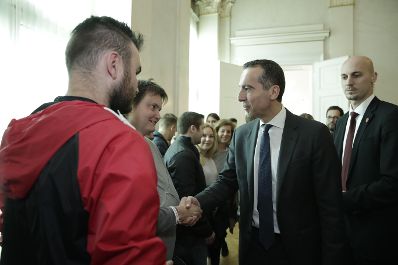 Am 26. Oktober 2017 empfing Bundeskanzler Christian Kern im Rahmen des Nationalfeiertages Besucherinnen und Besucher im Bundeskanzleramt.