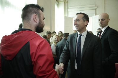 Am 26. Oktober 2017 empfing Bundeskanzler Christian Kern im Rahmen des Nationalfeiertages Besucherinnen und Besucher im Bundeskanzleramt.