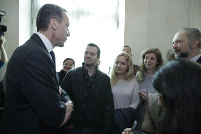 Am 26. Oktober 2017 empfing Bundeskanzler Christian Kern im Rahmen des Nationalfeiertages Besucherinnen und Besucher im Bundeskanzleramt.