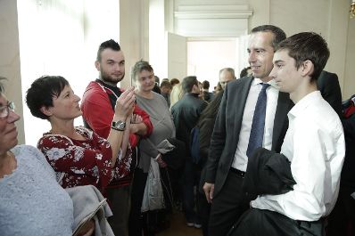Am 26. Oktober 2017 empfing Bundeskanzler Christian Kern im Rahmen des Nationalfeiertages Besucherinnen und Besucher im Bundeskanzleramt.