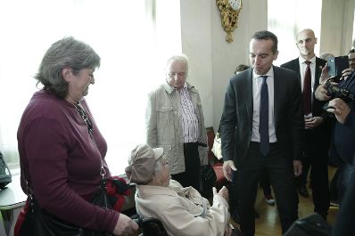 Am 26. Oktober 2017 empfing Bundeskanzler Christian Kern im Rahmen des Nationalfeiertages Besucherinnen und Besucher im Bundeskanzleramt.