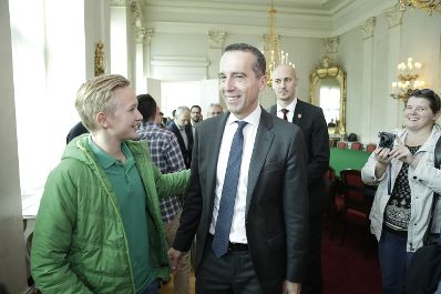 Am 26. Oktober 2017 empfing Bundeskanzler Christian Kern im Rahmen des Nationalfeiertages Besucherinnen und Besucher im Bundeskanzleramt.