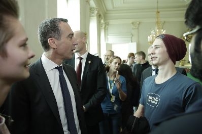Am 26. Oktober 2017 empfing Bundeskanzler Christian Kern im Rahmen des Nationalfeiertages Besucherinnen und Besucher im Bundeskanzleramt.