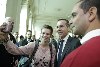 Am 26. Oktober 2017 empfing Bundeskanzler Christian Kern im Rahmen des Nationalfeiertages Besucherinnen und Besucher im Bundeskanzleramt.