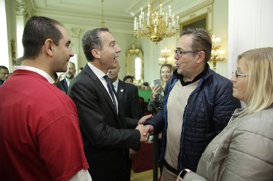 Am 26. Oktober 2017 empfing Bundeskanzler Christian Kern im Rahmen des Nationalfeiertages Besucherinnen und Besucher im Bundeskanzleramt.