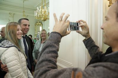 Am 26. Oktober 2017 empfing Bundeskanzler Christian Kern im Rahmen des Nationalfeiertages Besucherinnen und Besucher im Bundeskanzleramt.