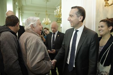 Am 26. Oktober 2017 empfing Bundeskanzler Christian Kern im Rahmen des Nationalfeiertages Besucherinnen und Besucher im Bundeskanzleramt.