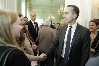 Am 26. Oktober 2017 empfing Bundeskanzler Christian Kern im Rahmen des Nationalfeiertages Besucherinnen und Besucher im Bundeskanzleramt.
