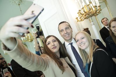 Am 26. Oktober 2017 empfing Bundeskanzler Christian Kern im Rahmen des Nationalfeiertages Besucherinnen und Besucher im Bundeskanzleramt.