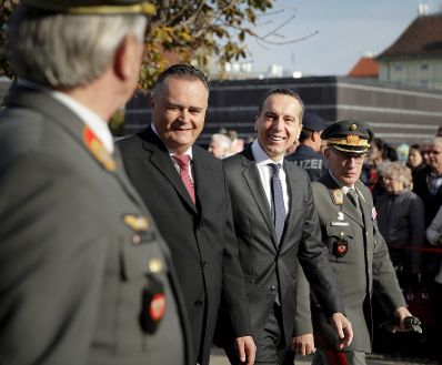 Am 26. Oktober 2017 fand anl&auml;sslich des Nationalfeiertages die traditionelle Kranzniederlegung am Grabmal des unbekannten Soldaten - zum Gedenken an die Gefallenen und Vermissten der beiden Weltkriege vor der Krypta am Wiener Heldenplatz statt. Im Bild Bundeskanzler Christian Kern (m.), Verteidigungsminister Hans Peter Doskozil (l.) und Generalstabschef Othmar Commenda (r.).