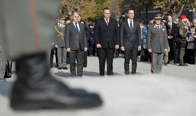 Am 26. Oktober 2017 fand anl&auml;sslich des Nationalfeiertages die traditionelle Kranzniederlegung am Grabmal des unbekannten Soldaten - zum Gedenken an die Gefallenen und Vermissten der beiden Weltkriege vor der Krypta am Wiener Heldenplatz statt. Im Bild (v.l.n.r) Innenminister Wolfgang Sobotka, Verteidigungsminister Hans Peter Doskozil, Bundeskanzler Christian Kern und Generalstabschef Othmar Commenda.