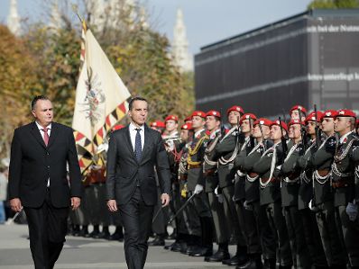 Am 26. Oktober 2017 fand anl&auml;sslich des Nationalfeiertages die traditionelle Kranzniederlegung am Grabmal des unbekannten Soldaten - zum Gedenken an die Gefallenen und Vermissten der beiden Weltkriege vor der Krypta am Wiener Heldenplatz statt. Im Bild (v.l.n.r) Verteidigungsminister Hans Peter Doskozil mit Bundeskanzler Christian Kern.