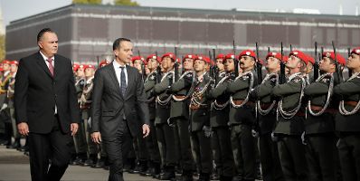 Am 26. Oktober 2017 fand anl&auml;sslich des Nationalfeiertages die traditionelle Kranzniederlegung am Grabmal des unbekannten Soldaten - zum Gedenken an die Gefallenen und Vermissten der beiden Weltkriege vor der Krypta am Wiener Heldenplatz statt. Im Bild (v.l.n.r) Verteidigungsminister Hans Peter Doskozil mit Bundeskanzler Christian Kern.