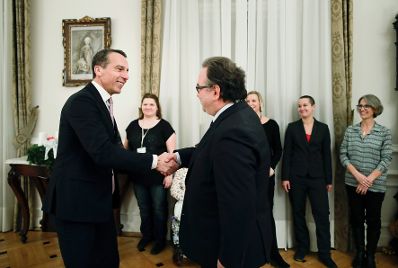 Am 27. November 2017 wurde Bundeskanzler Christian Kern (l.) von der Diakonie &Ouml;sterreich ein Adventkranz &uuml;berreicht.