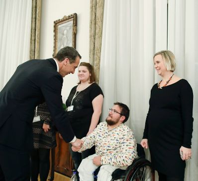 Am 27. November 2017 wurde Bundeskanzler Christian Kern (l.) von der Diakonie &Ouml;sterreich ein Adventkranz &uuml;berreicht.