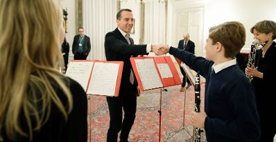 Am 27. November 2017 wurde Bundeskanzler Christian Kern (m.) von der Diakonie &Ouml;sterreich ein Adventkranz &uuml;berreicht.