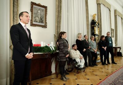 Am 27. November 2017 wurde Bundeskanzler Christian Kern (l.) von der Diakonie &Ouml;sterreich ein Adventkranz &uuml;berreicht.