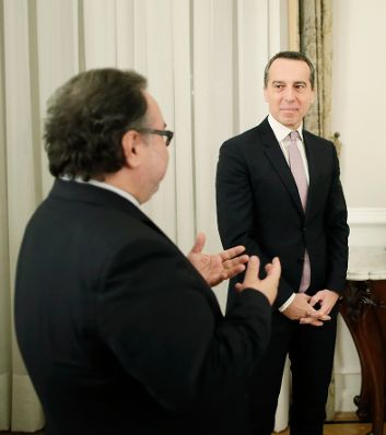 Am 27. November 2017 wurde Bundeskanzler Christian Kern (r.) von der Diakonie &Ouml;sterreich ein Adventkranz &uuml;berreicht.
