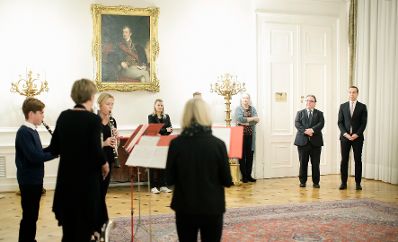 Am 27. November 2017 wurde Bundeskanzler Christian Kern von der Diakonie &Ouml;sterreich ein Adventkranz &uuml;berreicht.