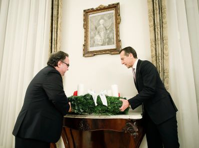 Am 27. November 2017 wurde Bundeskanzler Christian Kern (r.) von der Diakonie &Ouml;sterreich ein Adventkranz &uuml;berreicht.