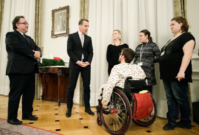 Am 27. November 2017 wurde Bundeskanzler Christian Kern (2.v.r.) von der Diakonie &Ouml;sterreich ein Adventkranz &uuml;berreicht.