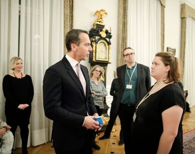 Am 27. November 2017 wurde Bundeskanzler Christian Kern (m.) von der Diakonie &Ouml;sterreich ein Adventkranz &uuml;berreicht.