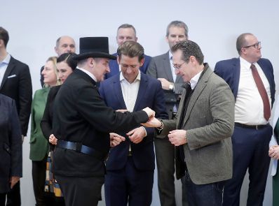 Am 10. J&auml;nner 2019 begann in Mauerbach die zweit&auml;gige Klausurtagung der Bundesregierung. Im Bild Bundeskanzler Sebastian Kurz (m.) und Vizekanzler Heinz-Chrsitian Strache (r.).