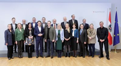 Am 10. J&auml;nner 2019 begann in Mauerbach die zweit&auml;gige Klausurtagung der Bundesregierung. Im Bild (1. Reihe v.l.n.r) Bundesministerin Beate Hartinger-Klein, Bundesministerin Karin Kneissl, Bundesministerin Elisabeth K&ouml;stinger, Bundeskanzler Sebastian Kurz, Vizekanzler Heinz-Christian Strache, Bundesministerin Margarete Schramb&ouml;ck, Bundesministerin Juliane Bogner-Strau&szlig;, Staatssekret&auml;rin Karoline Edtstadler, &Ouml;VP-Klubobmann August W&ouml;ginger, Dritte Nationalratspr&auml;sidentin Anneliese Kitzm&uuml;ller und Bundesminister Norbert Hofer, (2. Reihe v.l.n.r.) Bundesminister Gernot Bl&uuml;mel, Nationalratspr&auml;sident Wolfgang Sobotka, Bundesminister Mario Kunasek, Bundesminister Hartwig L&ouml;ger, Staatssekret&auml;r Hubert Fuchs, Bundesminister Josef Moser, Bundesminister Heinz Fa&szlig;mann und Gesch&auml;ftsf&uuml;hrender FP&Ouml;-Klubobmann Walter Rosenkranz