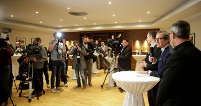 Am 10. J&auml;nner 2019 begann in Mauerbach die zweit&auml;gige Klausurtagung der Bundesregierung. Im Bild Bundesminister Gernot Bl&uuml;mel (l.) mit Bundesminister Norbert Hofer (r.) und Regierungssprecher Peter Launsky-Tieffenthal (m.).