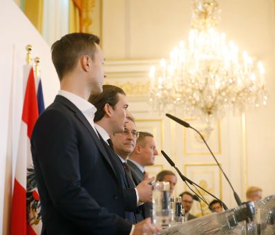Bundeskanzler Sebastian Kurz (2.v.l.), Vizekanzler Heinz-Christian Strache (3.v.l.), Bundesminister Gernot Bl&uuml;mel (l.) und Bundesminister Mario Kunasek (4.v.l.) beim Pressefoyer nach dem Ministerrat am 16. J&auml;nner 2019.